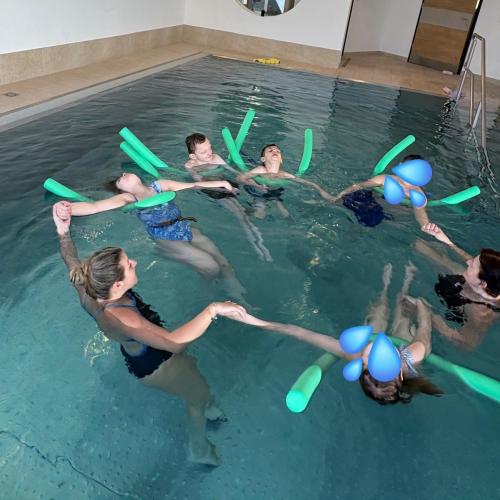 alle Beteiligten machen einen Kreis im Wasser