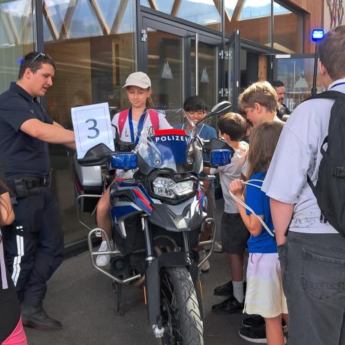 ein Mädchen darf auf dem Polizeimotorrad sitzen