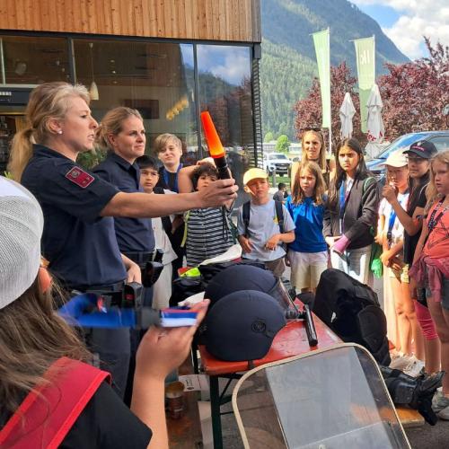 gespannt hören die Kinder der Polizistin zu