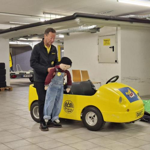 Mitarbeiter zeigt Puppe 