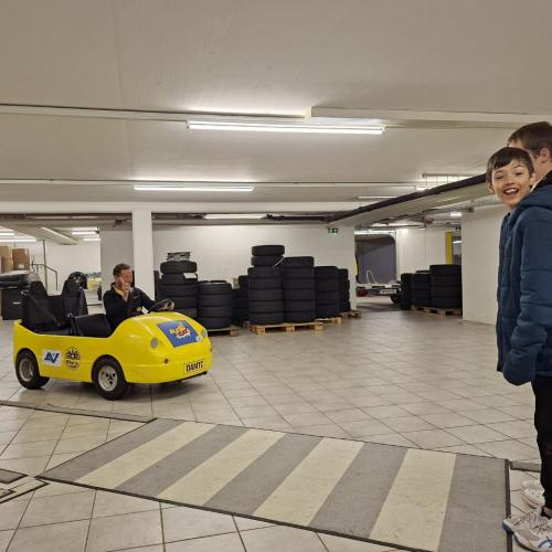 Kinder warten geduldig am Zebrastreifen