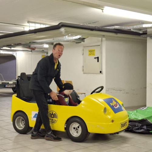 jetzt fährt die Puppe alleine mit und ist nicht angeschnallt