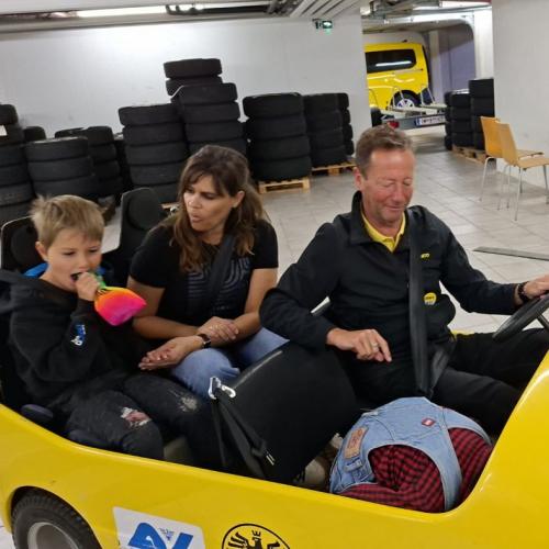 Bub fährt mit seiner Assistentin mit