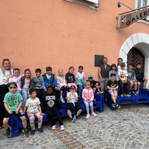 Gruppenfoto vor der Galerie