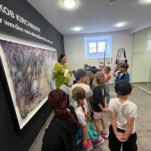 gemeinsam betrachten sie ein großes Kunstwerk
