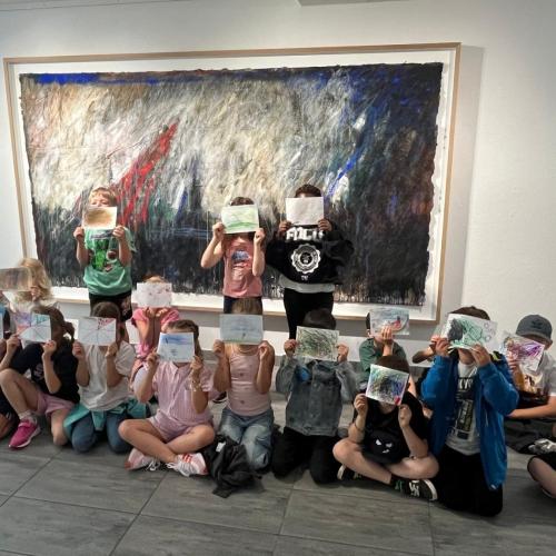 Kinder zeigen ihre Kunstwerke