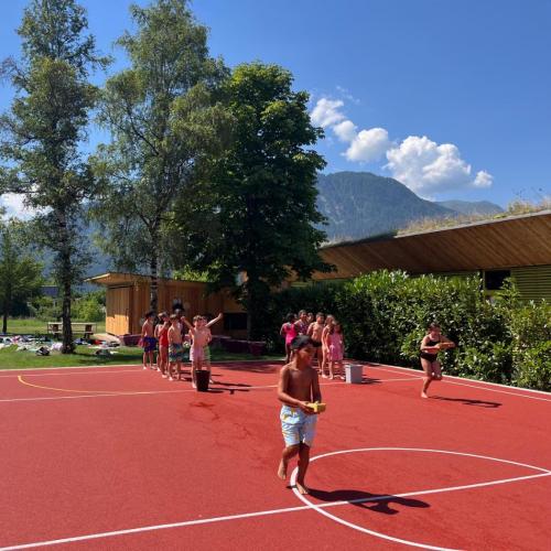 Staffellauf mit nassem Schwamm