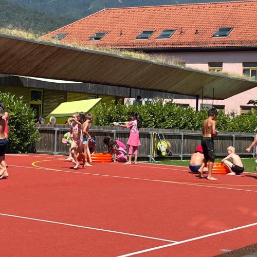 gemeinsames Spiel im Pausenhof