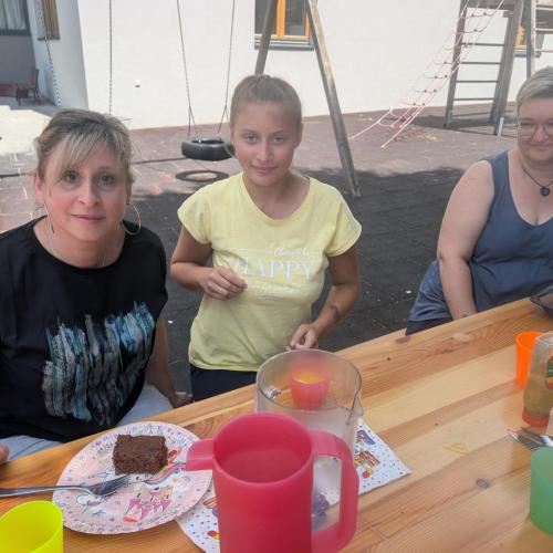 Kuchen essen mit Eltern und Schüler 