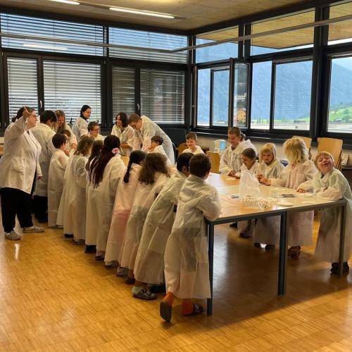 alle Kinder stehen um den Tisch