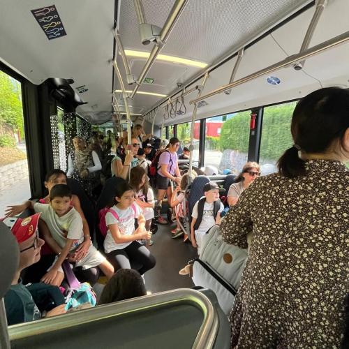 Kinder sitzen im Bus