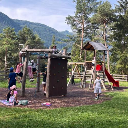 Kinder spielen auf dem Spielplatz