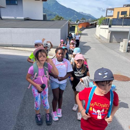 Kinder wandern zurück Richtung Schule