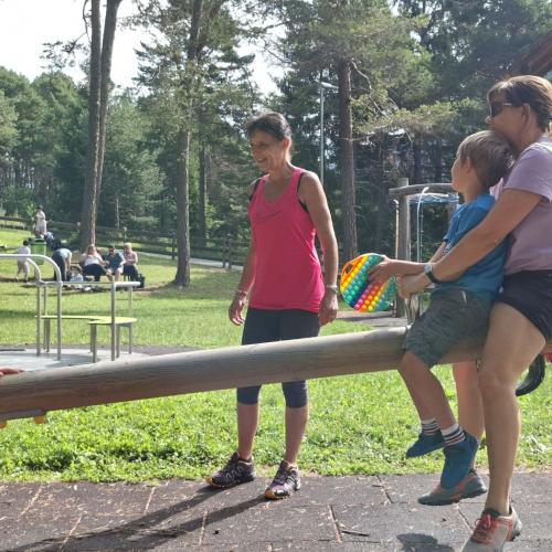 Kinder wippen mit ihren Betreuerinnen