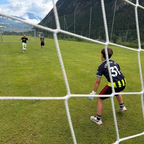 Kinder spielen Fußball