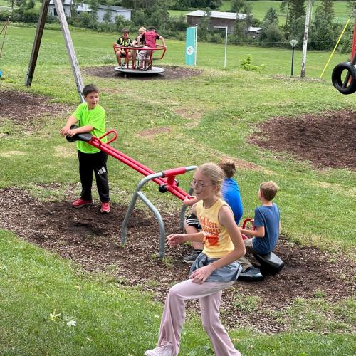 laufen, springen, wippen, drehen, lachen