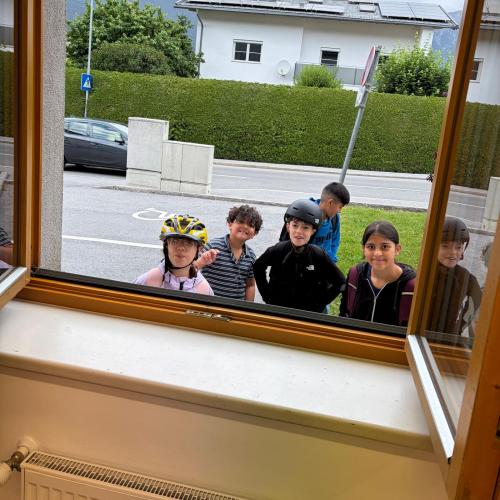 Kinder aus anderen Klassen schauen durchs Fenster mit