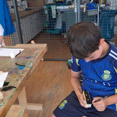 Bub beim konzentrierten Arbeiten