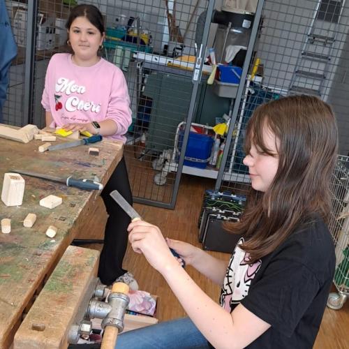 2 Mädchen arbeiten freudig an ihren Kunstwerken