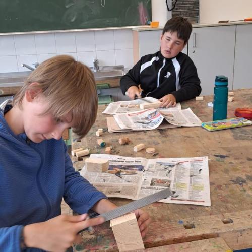 2 Buben beim Arbeiten