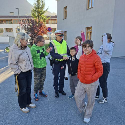 Gruppe bespricht die Regeln