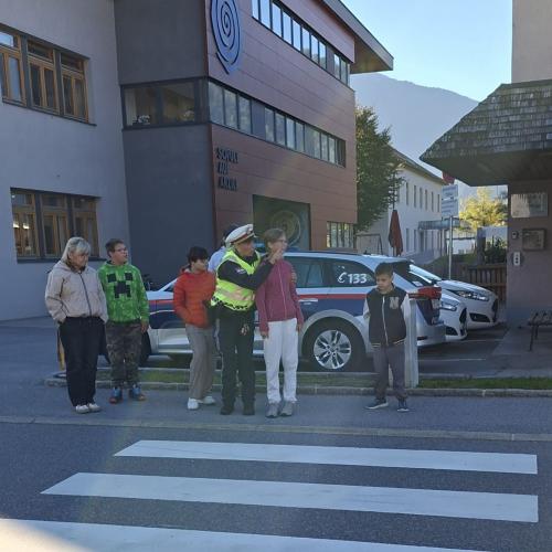 rechts und links schauen am Zebrastreifen