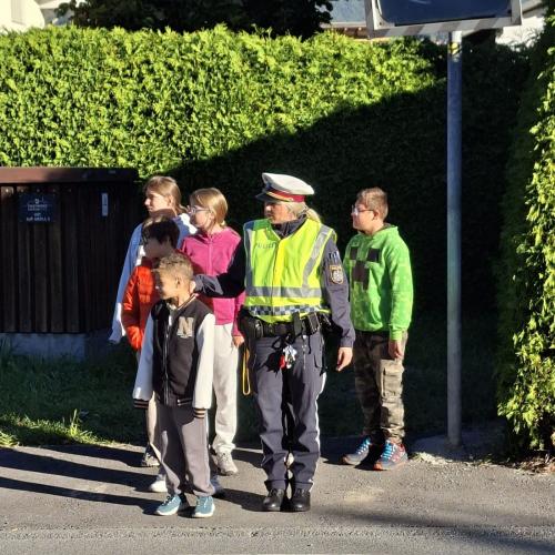 gemeinsam warten alle am Straßenrand bis eine Überquerung möglich ist