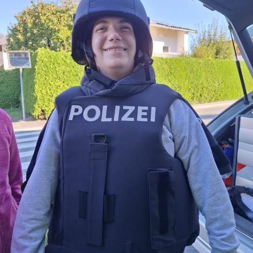 Mädchen durfte Polizeihelm und -weste anziehen