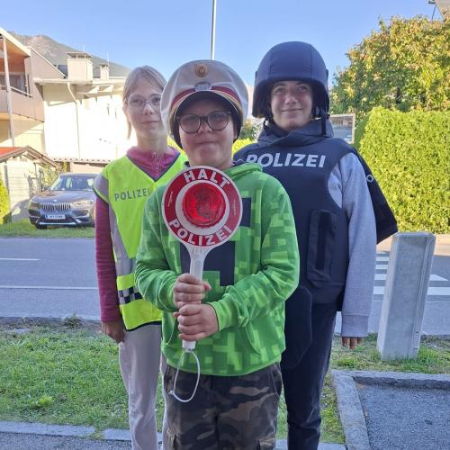 Bub trägt Polizeimütze und Kelle