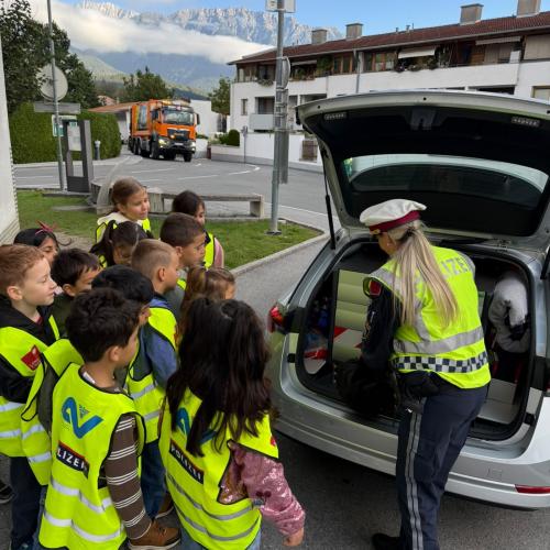 Kinder dürfen das Polizeiauto anschauen