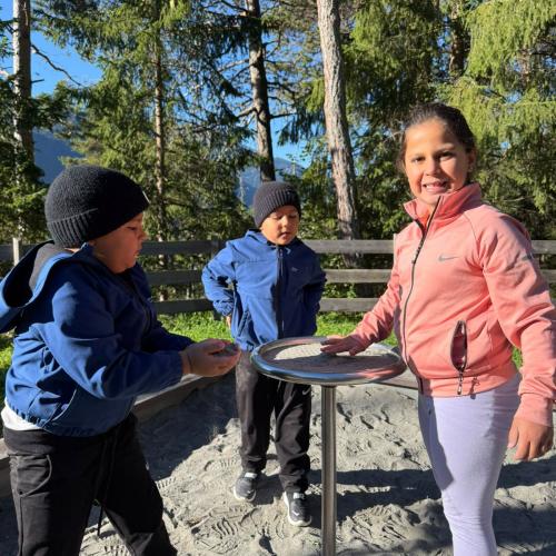 Kinder spielen in der Sandkiste