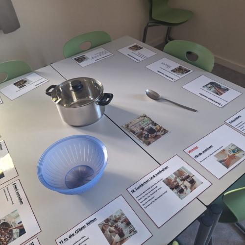 vorbereiteter Tisch mit Rezeptkarten und Utensilien