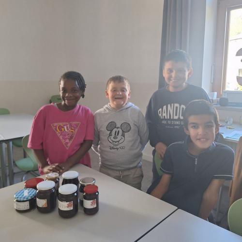 die Kinder präsentieren stolz ihre Marmeladegläser