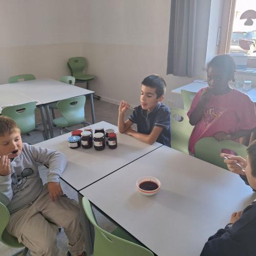 Kinder verkosten ihre Marmelade
