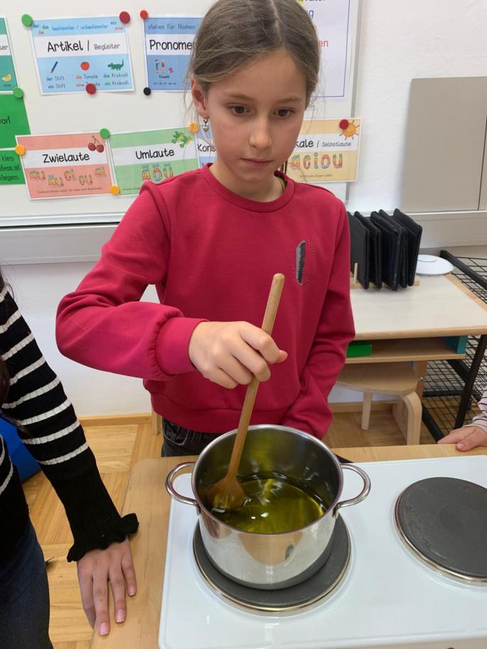 Mädchen rührt im Topf