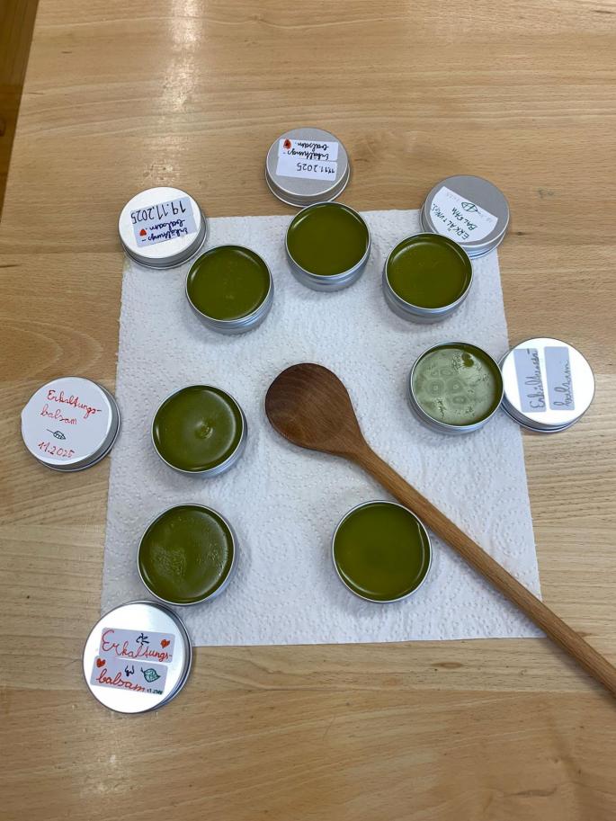 die fertigen Gläser mit dem Balsam gefüllt