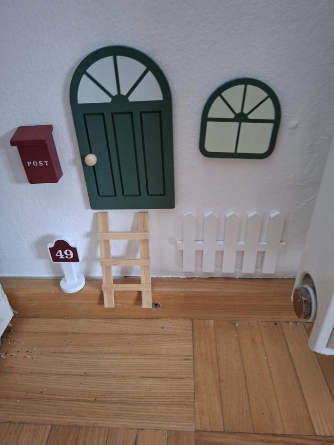 Wichteltür mit Fenster, Briefkasten, Zaun, Leiter und Hausnummer