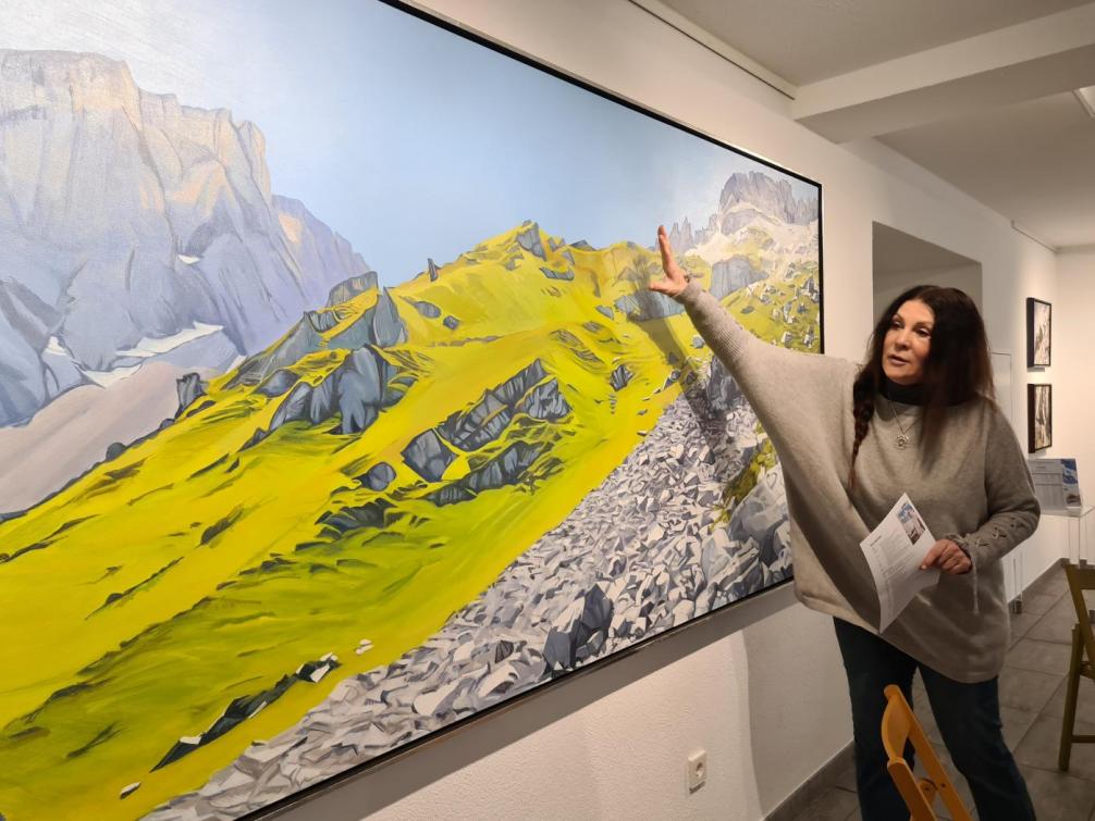 Das Bild wird von der Dame aus der Galerie den Kindern erklärt