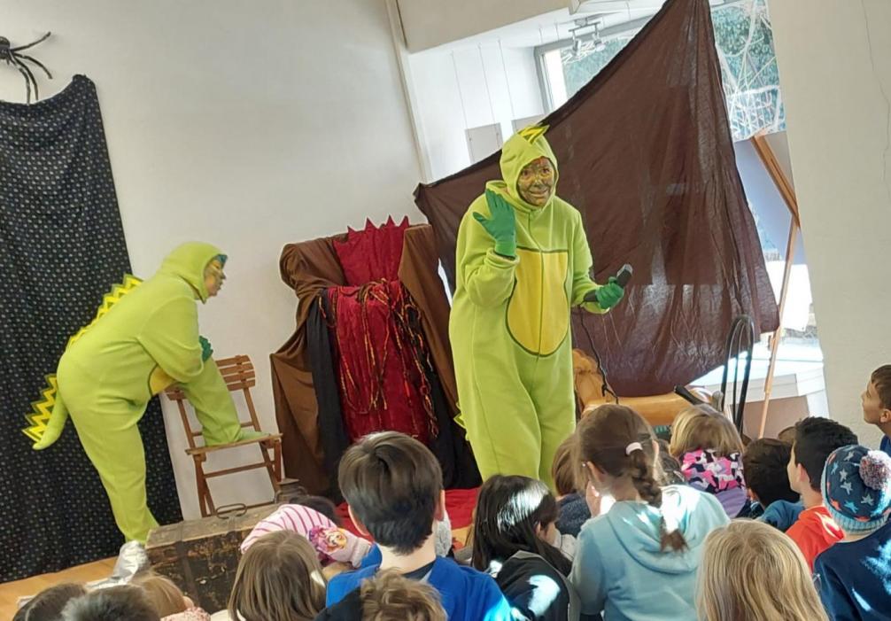 Die Schauspieler präsentieren das Stück