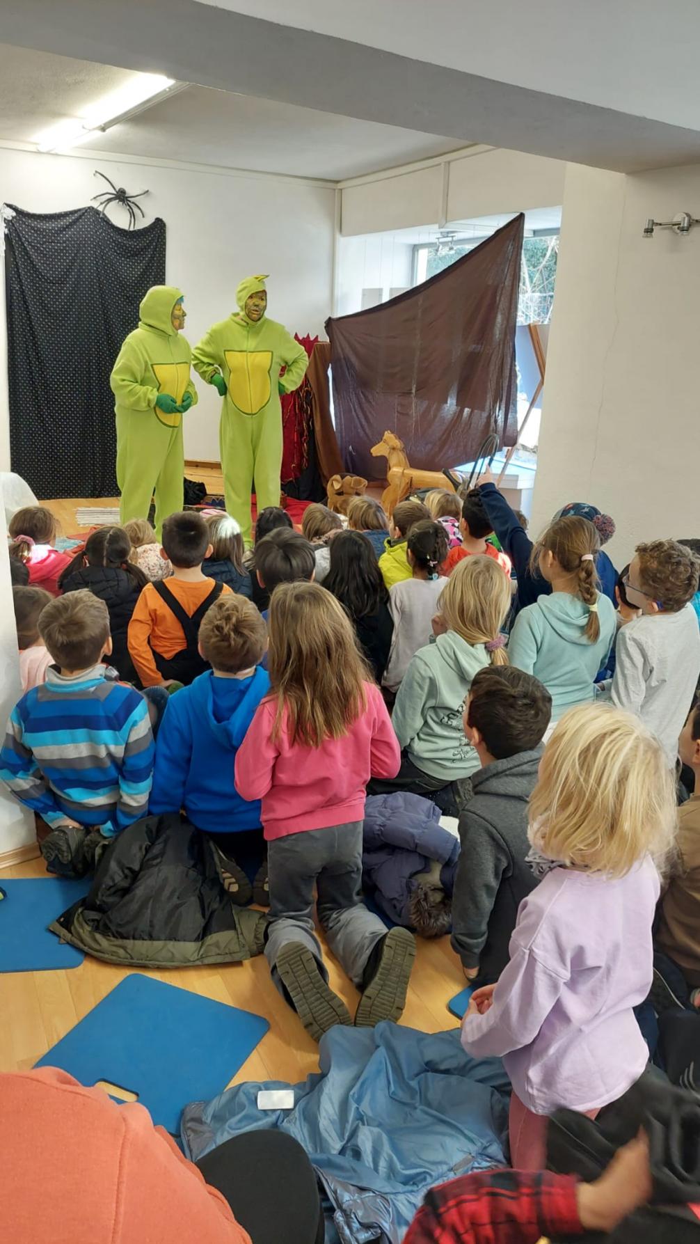Die Schauspieler präsentieren das Stück