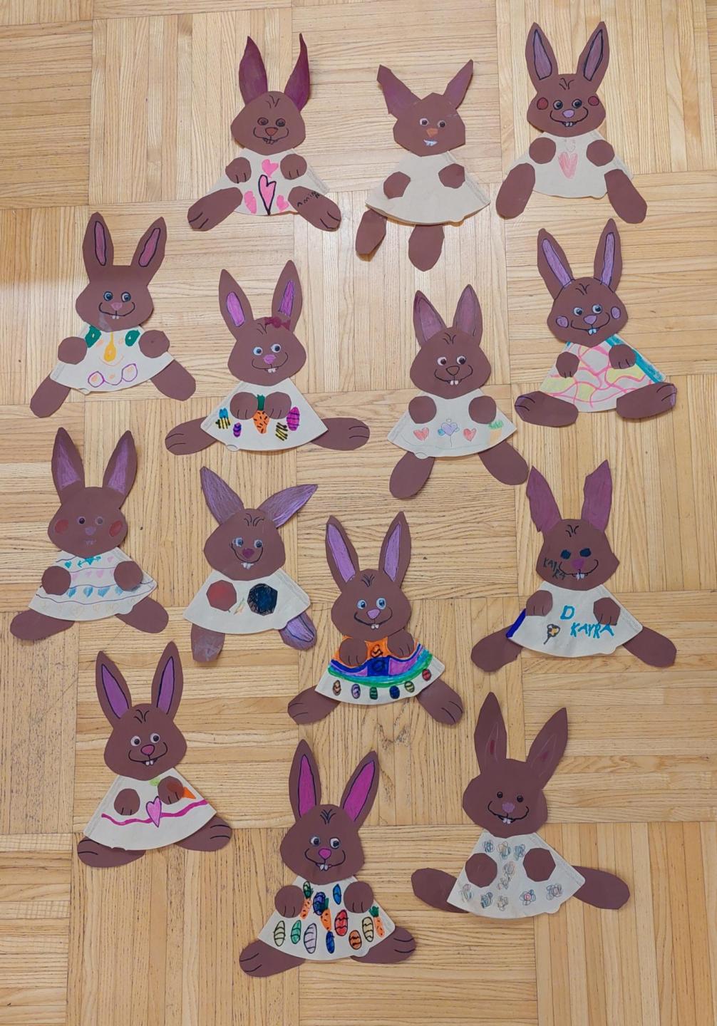 gebastelte Osterhasen mit Kaffeefilter und braunem Tonpapier