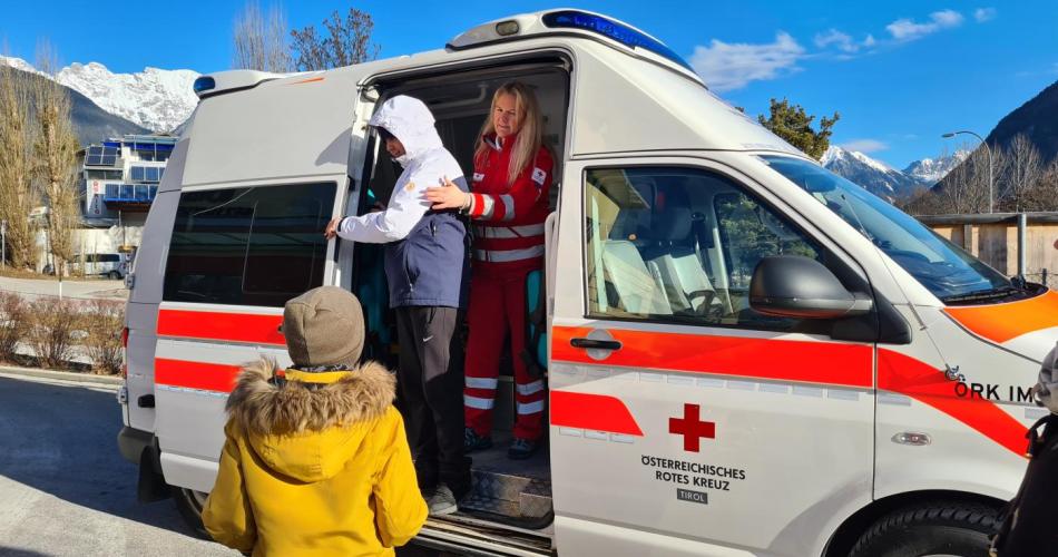 Die Sanitäterin zeigt den SchülerInnen das Rettungsauto