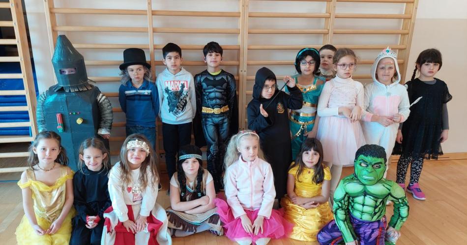 Kinder sind verkleidet