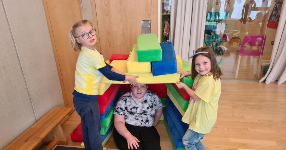 Kinder bauen ein Haus aus Polstern