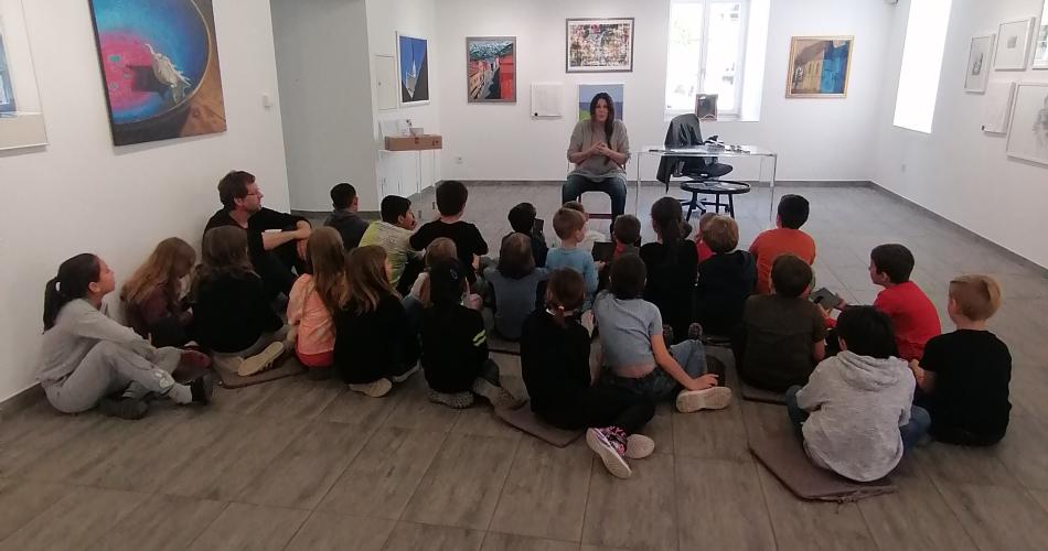 Kinder sitzen am Boden