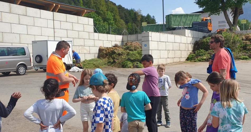 Kinder stehen im Recyclinghof