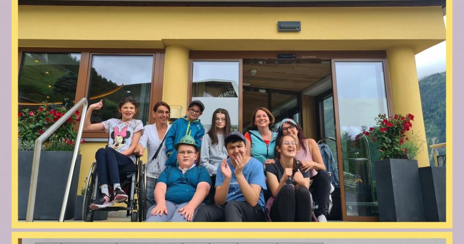Schüler sitzen vor dem Hotel Jerzner Hof