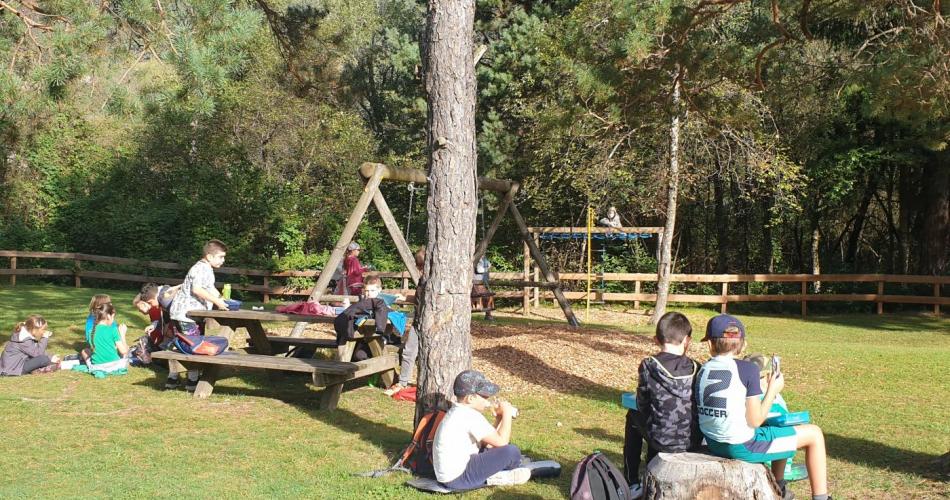 Schlüer jausnen am Spielplatz