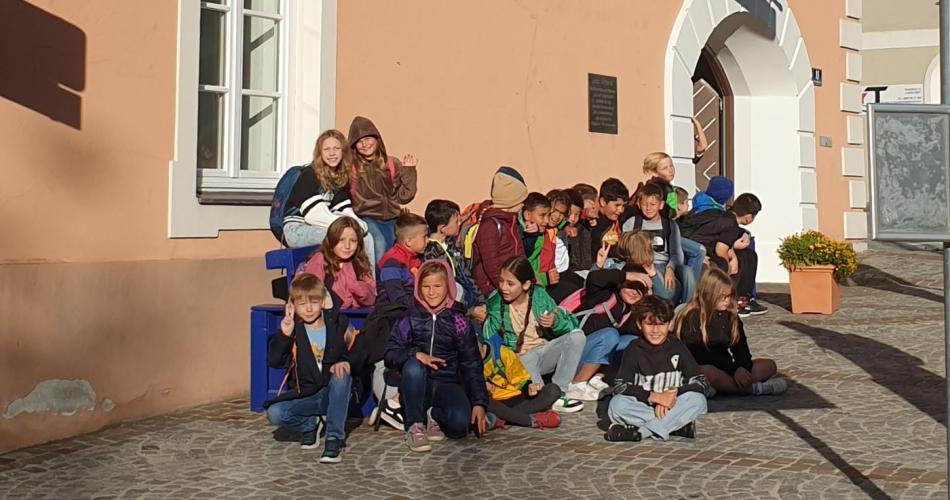 Kinder vor Galerie