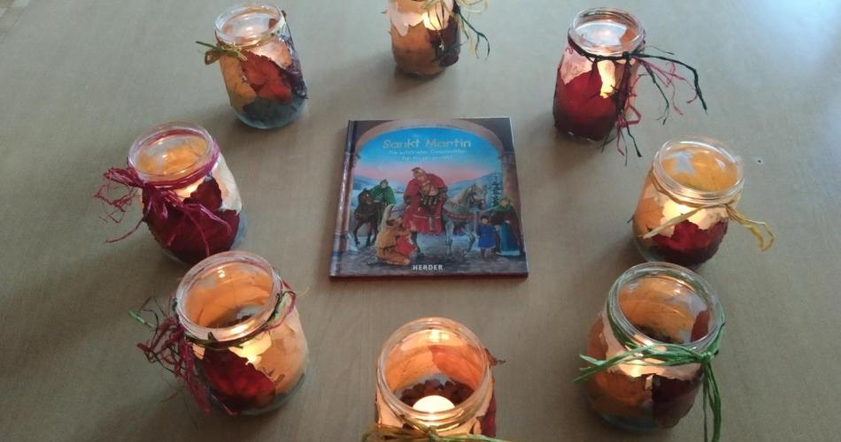 Bunte Windlichter und das Buch vom heiligen Martin